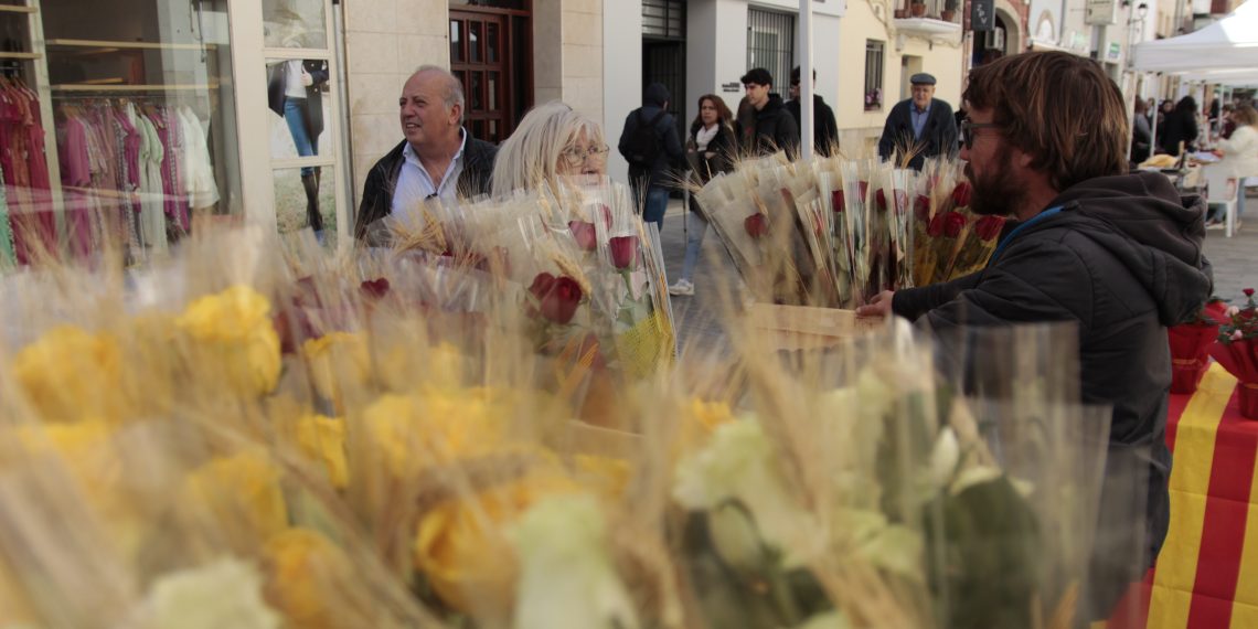 Amposta vessa de flors i llibres en un Sant Jordi marcat per dos obres de Maria Climent