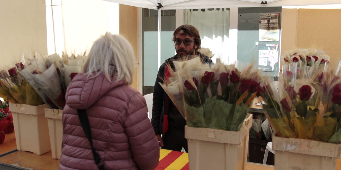 Amposta vessa de flors i llibres en un Sant Jordi marcat per dos obres de Maria Climent