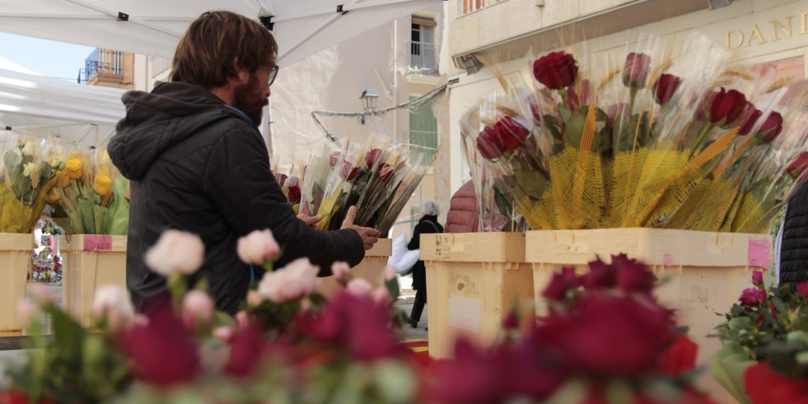 Amposta vessa de flors i llibres en un Sant Jordi marcat per dos obres de Maria Climent