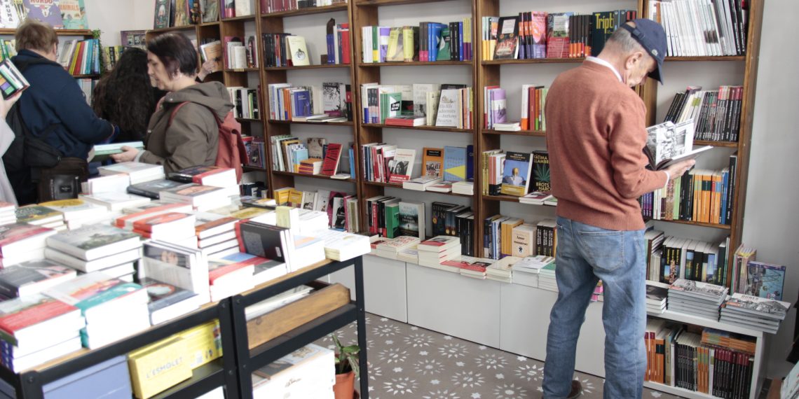 Amposta vessa de flors i llibres en un Sant Jordi marcat per dos obres de Maria Climent