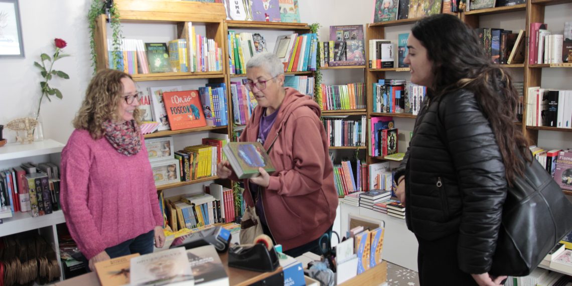 Amposta vessa de flors i llibres en un Sant Jordi marcat per dos obres de Maria Climent