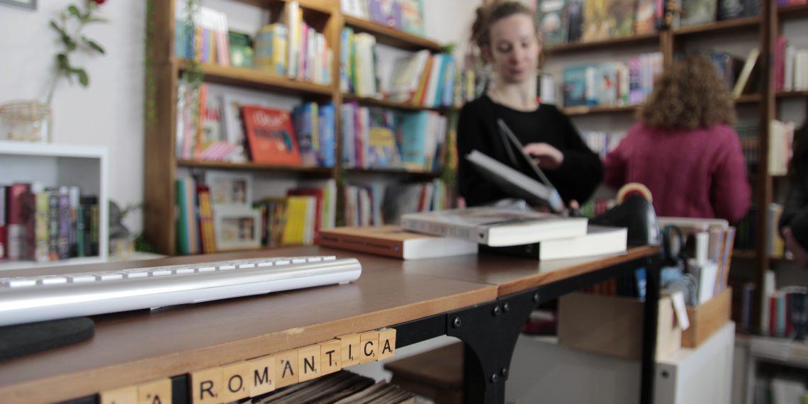 Amposta vessa de flors i llibres en un Sant Jordi marcat per dos obres de Maria Climent