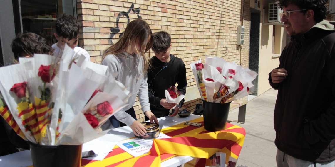 Amposta vessa de flors i llibres en un Sant Jordi marcat per dos obres de Maria Climent