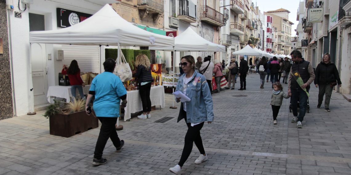 Amposta vessa de flors i llibres en un Sant Jordi marcat per dos obres de Maria Climent