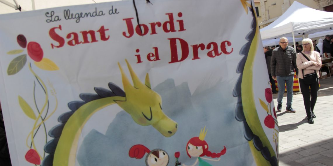 Amposta vessa de flors i llibres en un Sant Jordi marcat per dos obres de Maria Climent