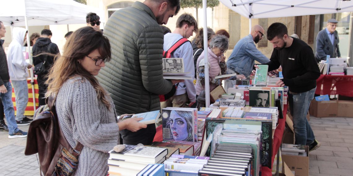 Amposta vessa de flors i llibres en un Sant Jordi marcat per dos obres de Maria Climent