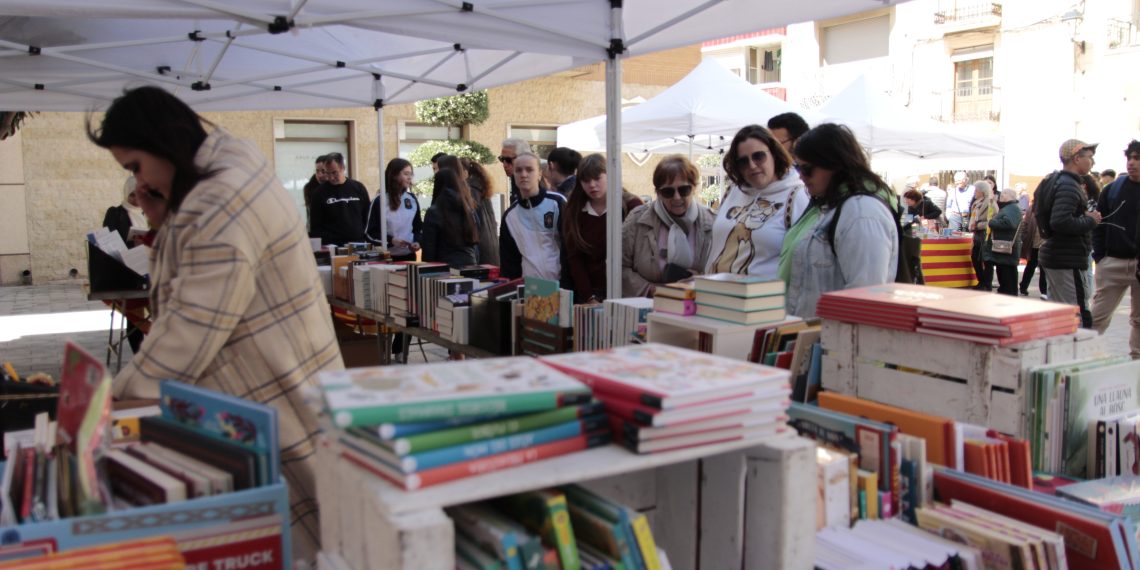Amposta vessa de flors i llibres en un Sant Jordi marcat per dos obres de Maria Climent