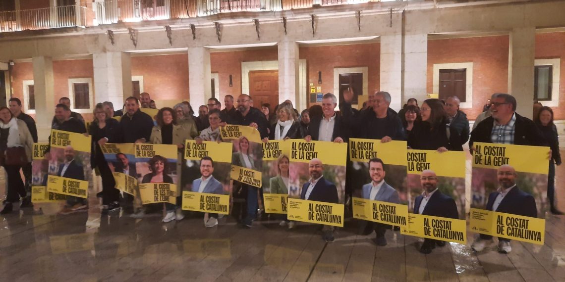 Els partits ebrencs inicien la campanya pel 12-M a Tortosa, amb una enganxada de cartells sota la pluja