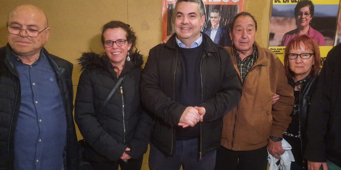 Els partits ebrencs inicien la campanya pel 12-M a Tortosa, amb una enganxada de cartells sota la pluja