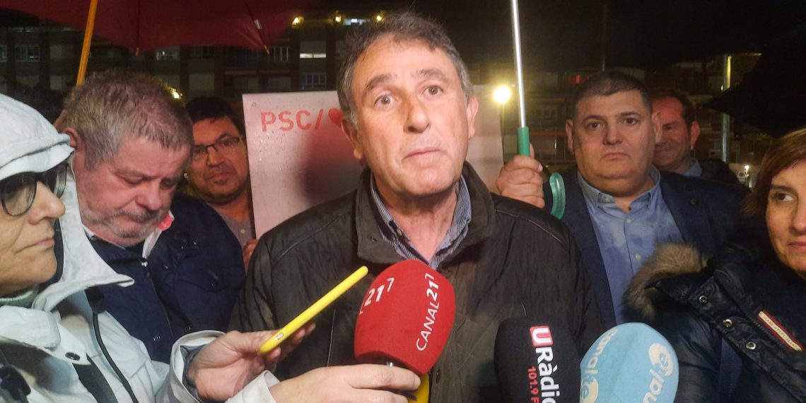 Els partits ebrencs inicien la campanya pel 12-M a Tortosa, amb una enganxada de cartells sota la pluja