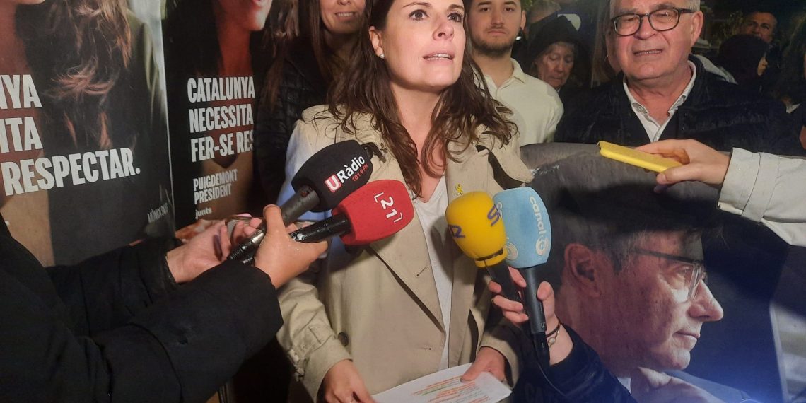 Els partits ebrencs inicien la campanya pel 12-M a Tortosa, amb una enganxada de cartells sota la pluja