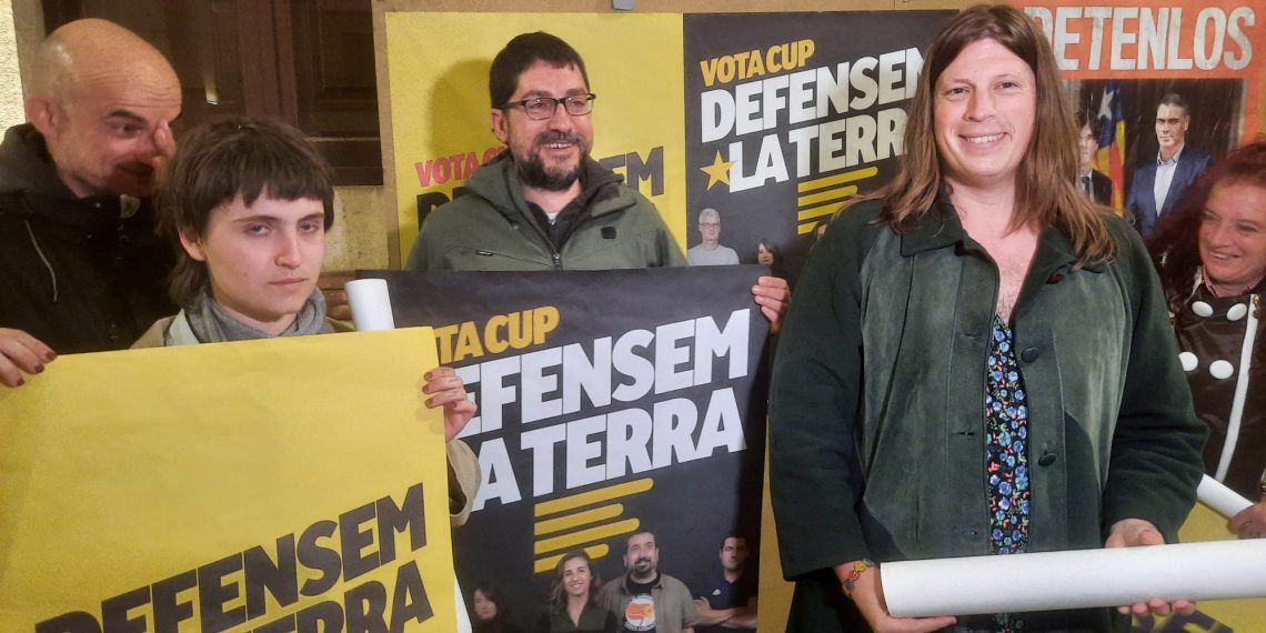 Els partits ebrencs inicien la campanya pel 12-M a Tortosa, amb una enganxada de cartells sota la pluja