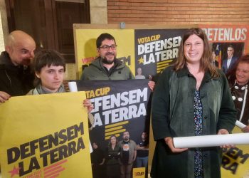 Els partits ebrencs inicien la campanya pel 12-M a Tortosa, amb una enganxada de cartells sota la pluja
