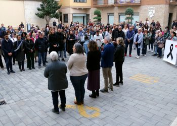 Així va ser el minut de silenci d’Amposta per rebutjar l’assassinat masclista d’una dona