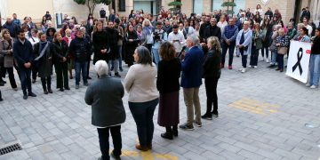 Així va ser el minut de silenci d’Amposta per rebutjar l’assassinat masclista d’una dona