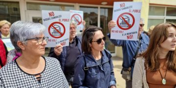 Concentració veïnal a Camarles, en contra d’una planta de biogàs a partir de la sansa