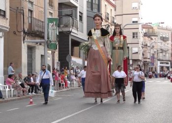 Isabel i Gregori busquen gent per a la nova Colla Gegantera de Roquetes