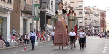 Isabel i Gregori busquen gent per a la nova Colla Gegantera de Roquetes