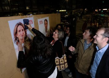 Només el PSC, ERC i Junts mantenen la tradició d’enganxar el primer cartell per la campanya del 9-J a les Terres de l’Ebre
