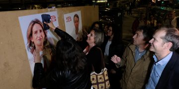 Només el PSC, ERC i Junts mantenen la tradició d’enganxar el primer cartell per la campanya del 9-J a les Terres de l’Ebre