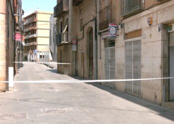 S’ensorra l’interior d’una casa al carrer Montcada, al cor del nucli antic de Tortosa