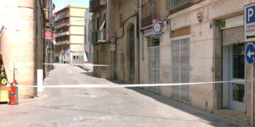 S’ensorra l’interior d’una casa al carrer Montcada, al cor del nucli antic de Tortosa