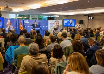 El masdenvergenc Guillem Carles, intèrpret en llengua de signes de l’acte electoral de Junts a Brussel·les