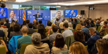 El masdenvergenc Guillem Carles, intèrpret en llengua de signes de l’acte electoral de Junts a Brussel·les