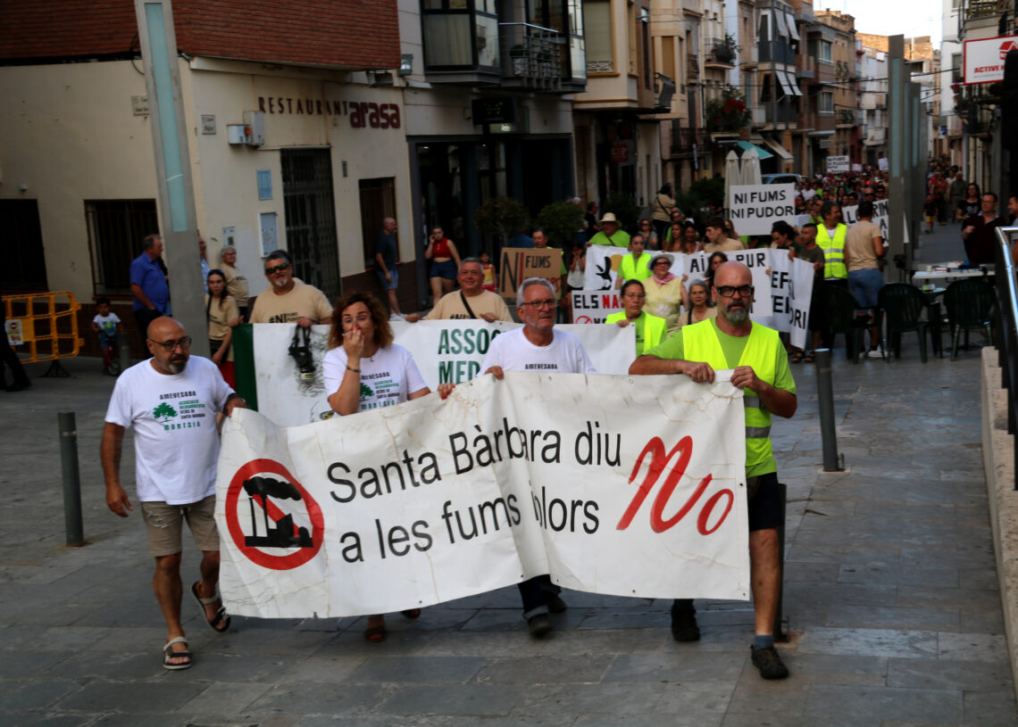 Prop de 400 persones protesten a Santa Bàrbara contra els fums i la pudor de les plantes de sansa i biogàs