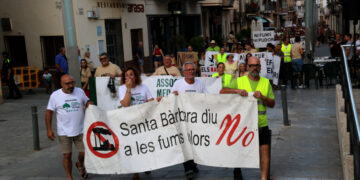 Prop de 400 persones protesten a Santa Bàrbara contra els fums i la pudor de les plantes de sansa i biogàs