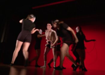 Així és ‘Amor per l’amor’, l’obra creada a l’Institut Dertosa amb Roberto Olivan dins del programa Liceu Aprèn