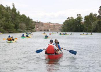 Un centenar de piragüistes recorren el riu Ebre per demanar la baixada de sediments