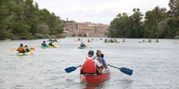 Un centenar de piragüistes recorren el riu Ebre per demanar la baixada de sediments