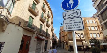 Tortosa ja ha imposat  91 sancions pel mal ús de patinets i bicis, la meitat a la zona de vianants del centre comercial