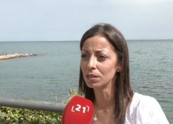‘Justícia per a Airon’, el clam d’una mare de l’Ampolla arriba al jutjat de menors de Tarragona amb una concentració