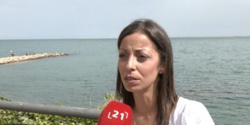 ‘Justícia per a Airon’, el clam d’una mare de l’Ampolla arriba al jutjat de menors de Tarragona amb una concentració