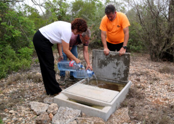 Acció Climàtica i els caçadors ebrencs posen abeuradors per evitar que la fauna salvatge es desplaci als cultius