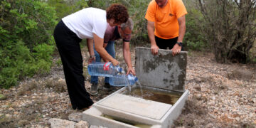 Acció Climàtica i els caçadors ebrencs posen abeuradors per evitar que la fauna salvatge es desplaci als cultius