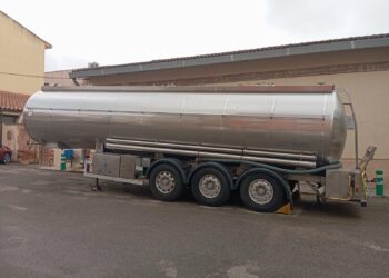 Greu sequera a la Palma d’Ebre, amb un camió cisterna en plena festa major