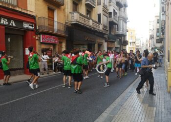 Així va ser la nova Diada dels Quintos i les Quintes de Tortosa, proposada per dos noies