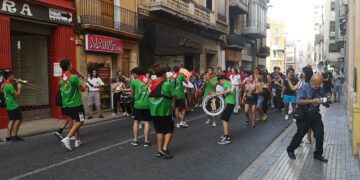 Així va ser la nova Diada dels Quintos i les Quintes de Tortosa, proposada per dos noies