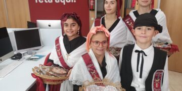 Així ha sigut el repartiment del tradicional panoli, amb les pubilles i hereus de la Cinta