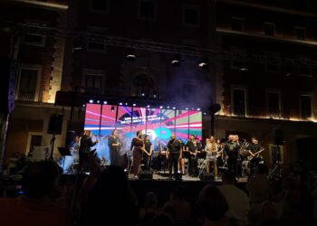 Tortosa reviu els 80 amb un concert exitós de la banda municipal i l’orquestra Atalaia