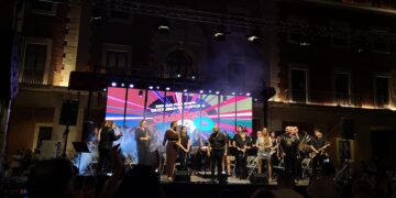 Tortosa reviu els 80 amb un concert exitós de la banda municipal i l’orquestra Atalaia