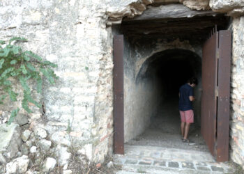 Viatge al cor del castell de Tenasses, el fortí més desconegut de la Tortosa emmurallada