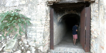 Viatge al cor del castell de Tenasses, el fortí més desconegut de la Tortosa emmurallada