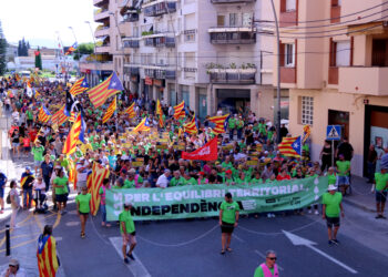 Centenars de persones clamen per la independència en la manifestació descentralitzada de Tortosa