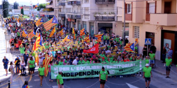 Centenars de persones clamen per la independència en la manifestació descentralitzada de Tortosa