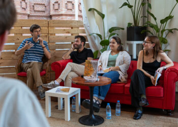 La revista ebrenca Solstici aterra a la Setmana del Llibre en Català