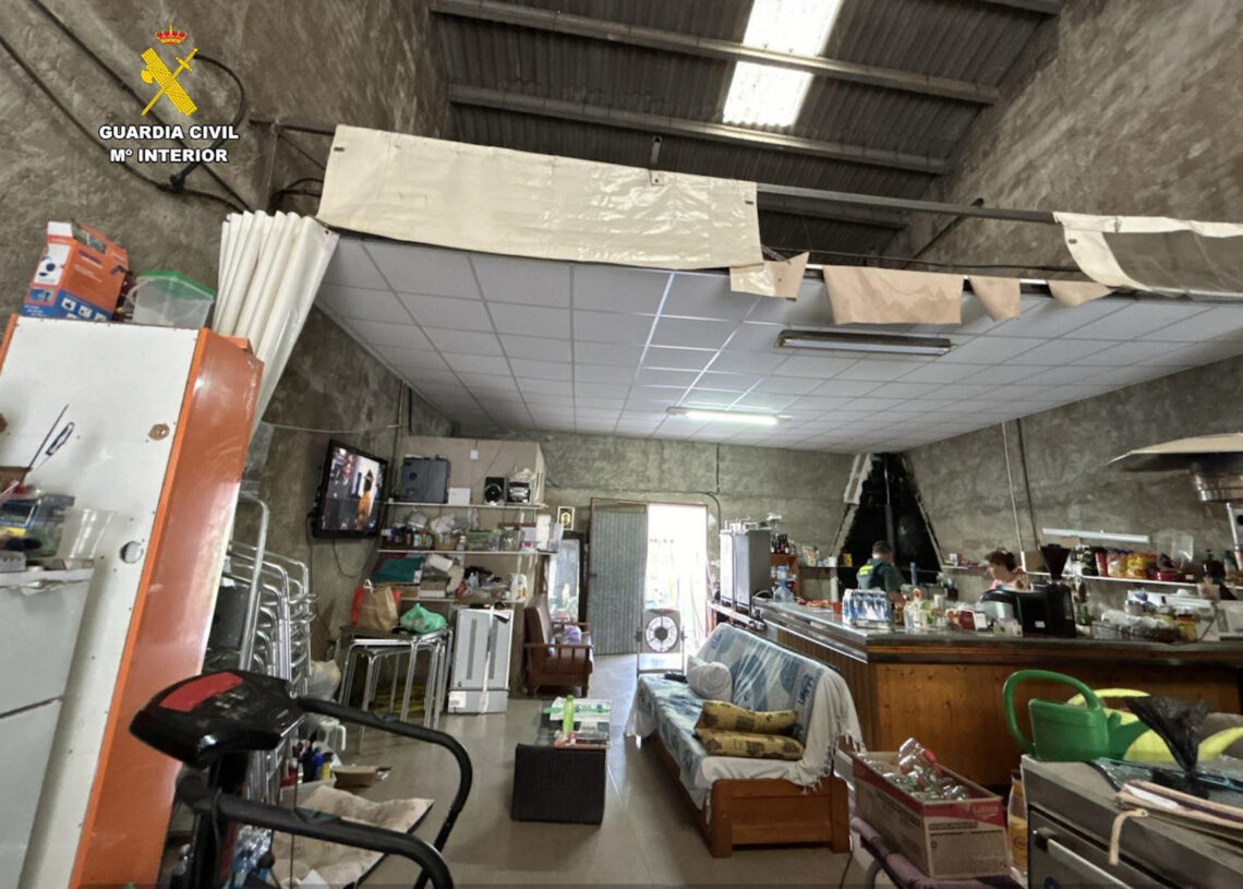 Així era el bar restaurant clandestí ubicat en un magatzem de Santa Bàrbara